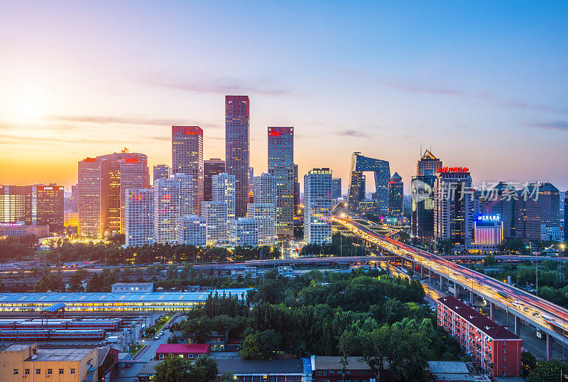 夜晚的北京中央商务区高楼大厦天际线，中国城市景观