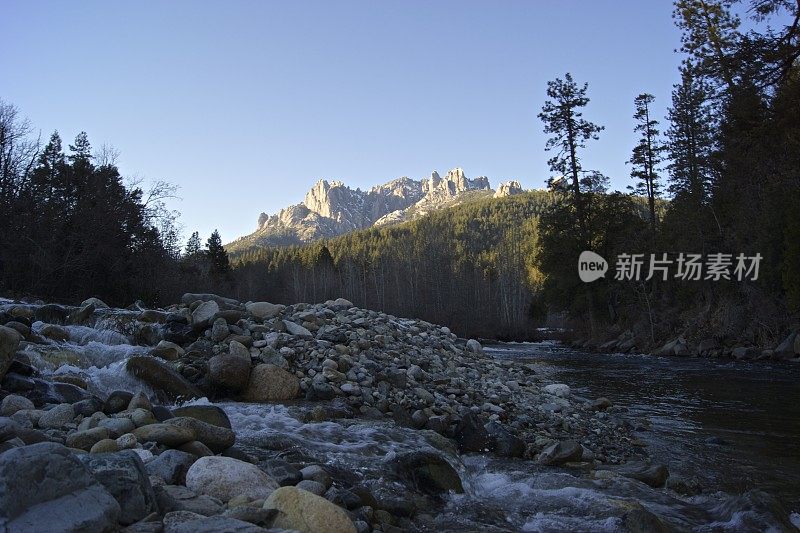 城堡峭壁日落