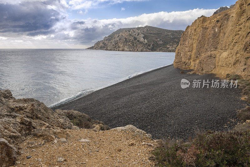 希腊希奥斯岛的黑色卵石海滩
