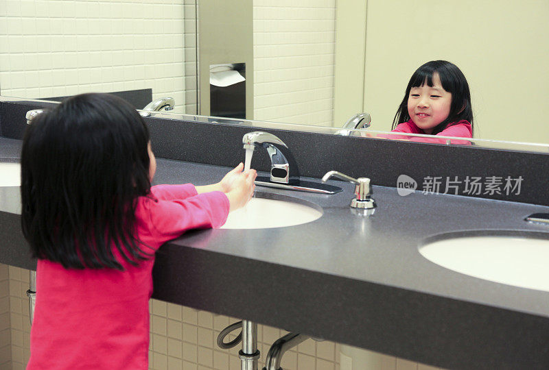 女孩洗手