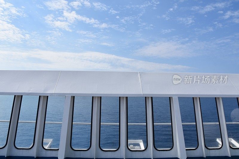 透过一艘船的窗户看大海