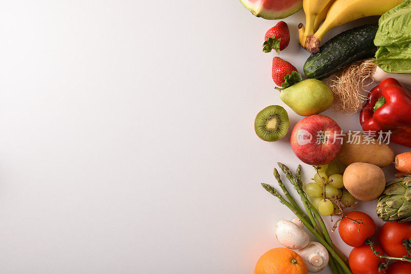 水果和蔬菜在一个白色的桌子上俯视图