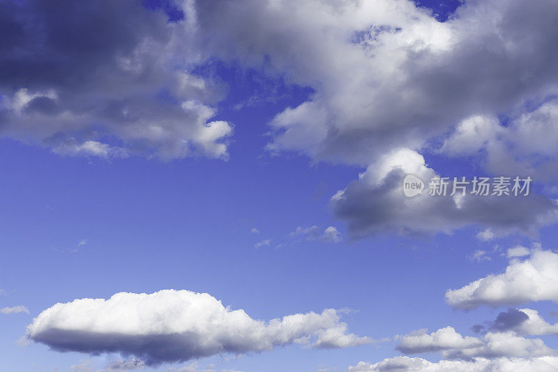 蓬松的云天空背景