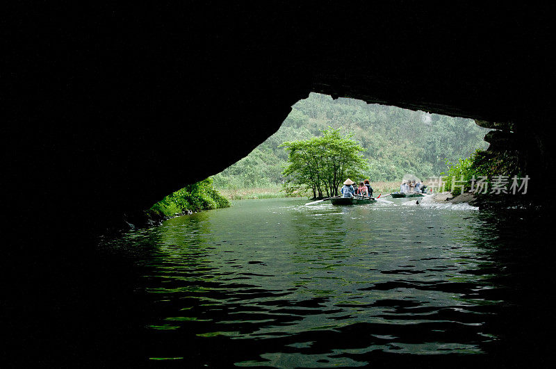 越南宁平的董安。川安是联合国教科文组织的世界遗产，因其船洞游而闻名。这是越南的下龙湾。