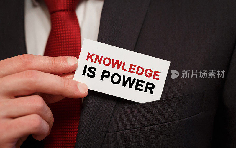 商人把印有文字的卡片放在口袋里，知识就是力量