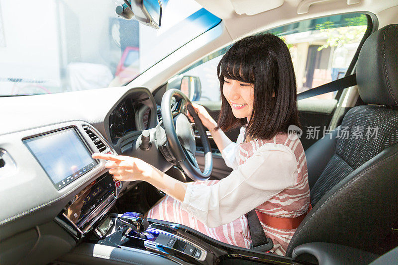 一个日本女人在车里