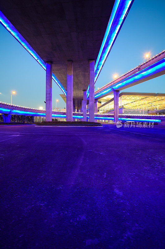 空路楼与城市高架桥霓虹夜景