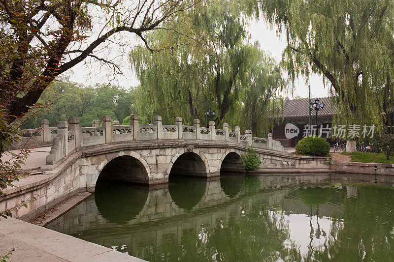 北京大学校园的三拱桥