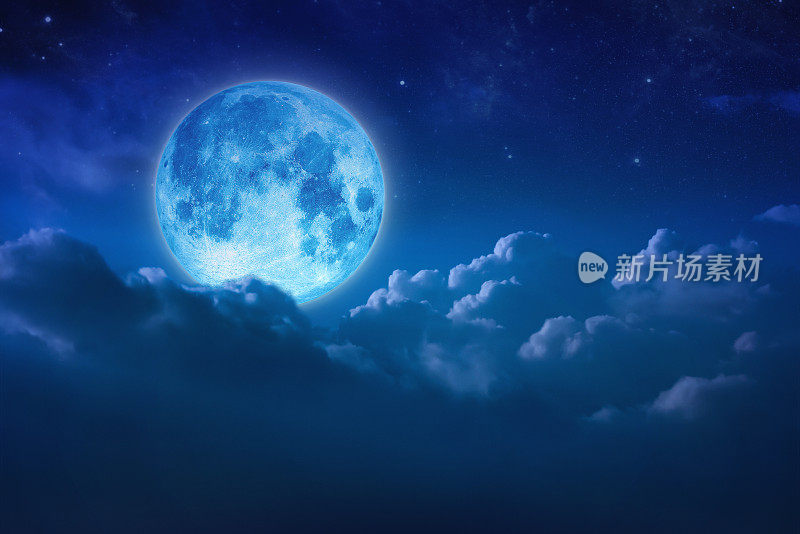 美丽的蓝月亮后面的云在天空和星星在晚上。晚上在户外。满月的月光在夜间的云与复制空间背景为标题文字和图形设计。
