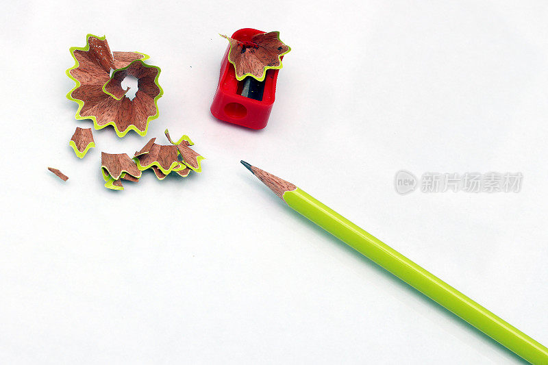 彩色木铅笔和卷笔刀。