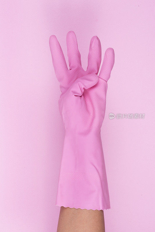 手上的粉色手套是四号。