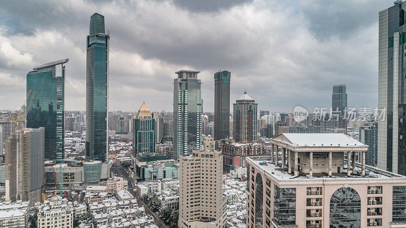 降雪后的上海城市景观和摩天大楼鸟瞰图