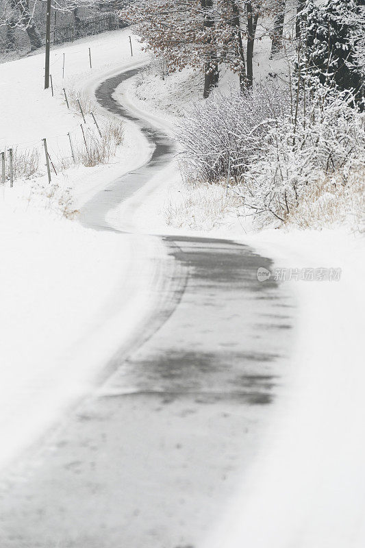 蜿蜒的道路穿过农村地区刚下过的雪