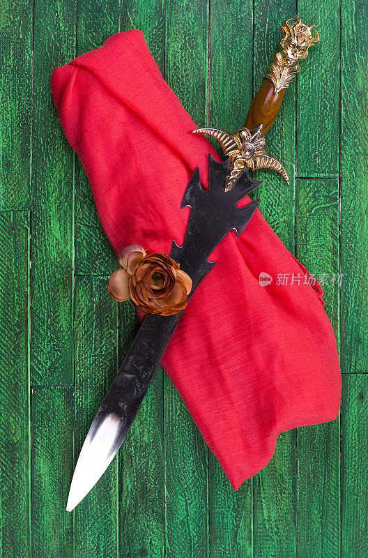 红丝织物上的剑