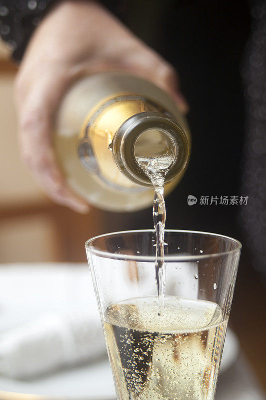 将白葡萄酒、香槟倒入酒杯中。