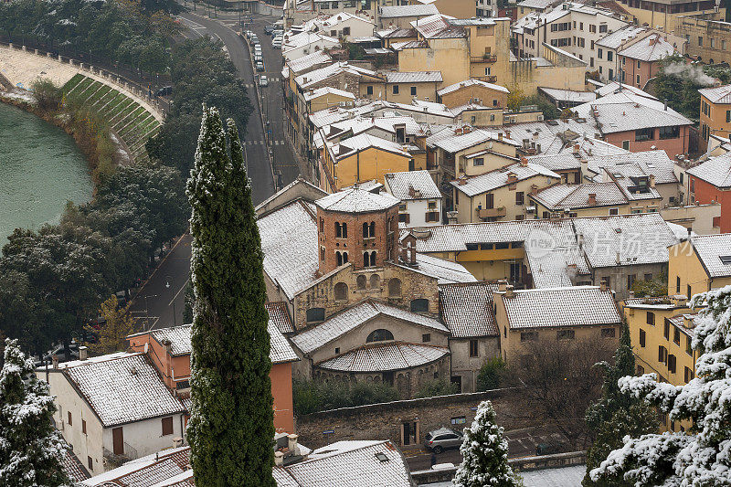 鸟瞰维罗纳与雪-圣史蒂芬教堂-意大利