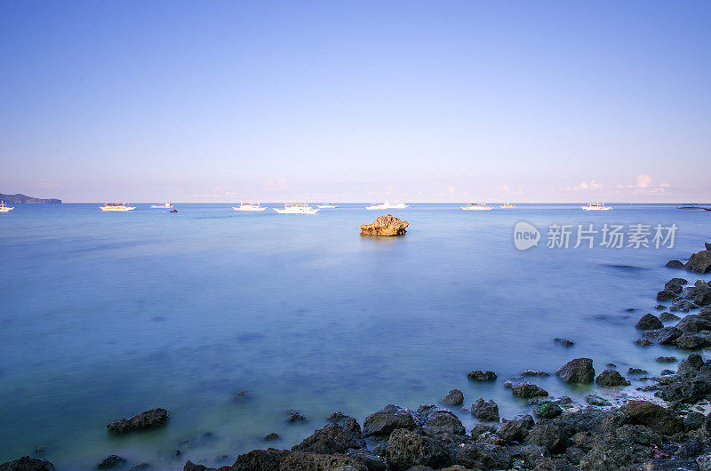 清晨的大海和岩石海岸