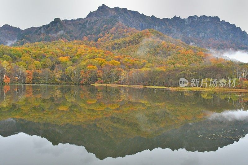 秋色Kagami-ike(镜池)，长野，日本