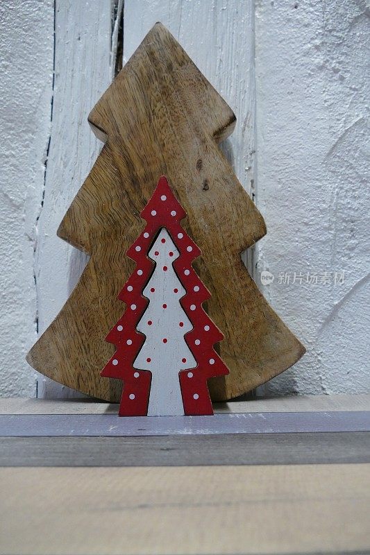 白色墙壁上的木制圣诞树
