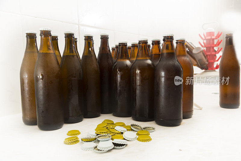 家用啤酒酿造瓶，里面装满了精酿啤酒