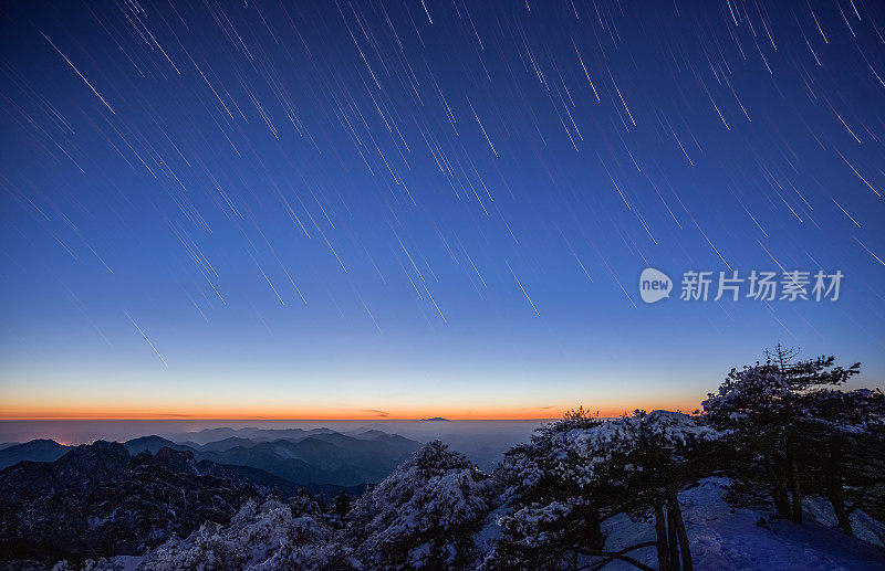 夜幕下白雪皑皑的山景