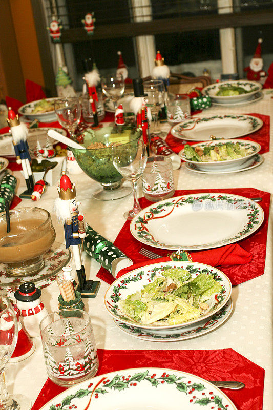 优雅的餐桌设置为圣诞节。