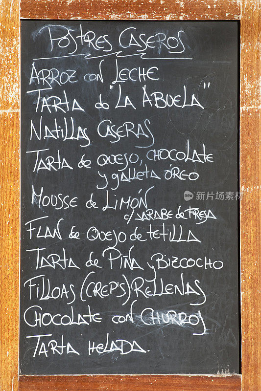 甜点菜单在黑板上。