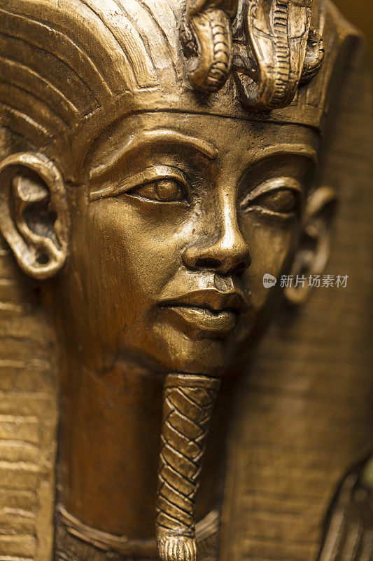 埃及法老图坦卡蒙的青铜色半身像，用石膏制成。