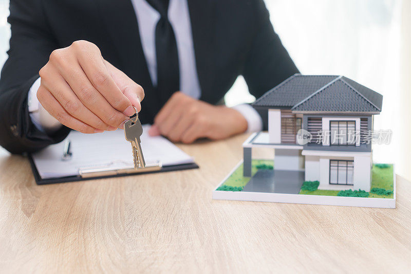 商人或推销员在签署贷款协议后给房子钥匙