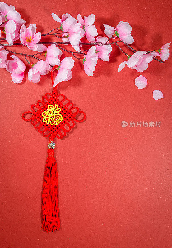 红色背景上的中国新年装饰品