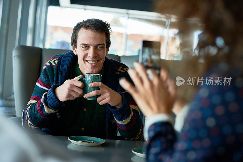 快乐的男人在冬天喝咖啡取暖