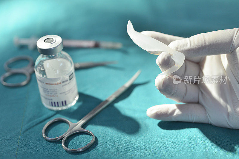 手握硅胶鼻植入物在手术室