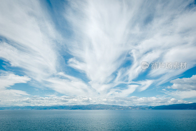 湖光山色秀丽，云雾形成宽广。欧洲的奥赫里德湖，马其顿