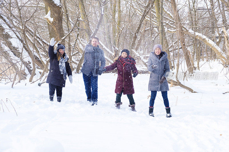 一群年轻人向照相机扔雪球