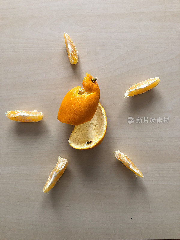 橘片与果皮摆放在桌上