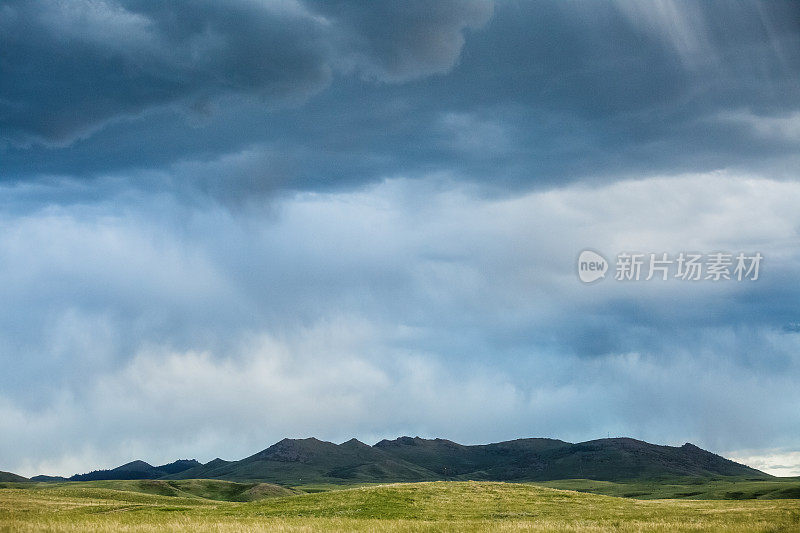 自然背景-蒙大拿风景优美的草原和熊爪山在暴风雨云聚集的天空下