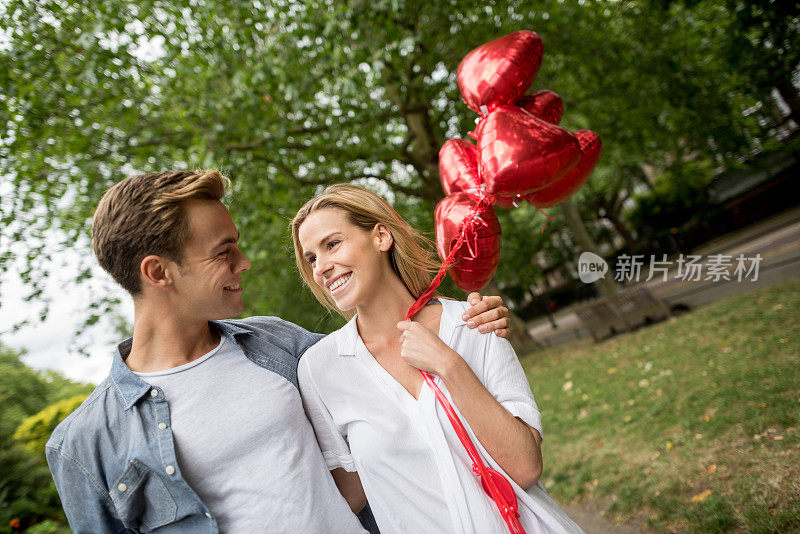 快乐的夫妇庆祝结婚纪念日