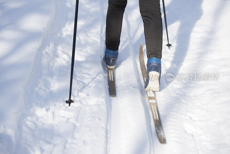 越野滑雪。冬季户外运动。滑雪轨道。