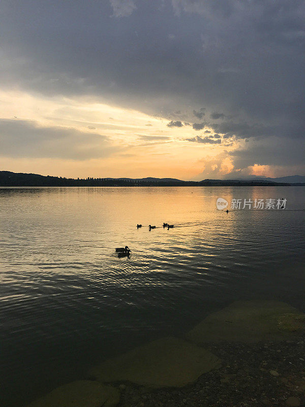 瓦雷泽湖