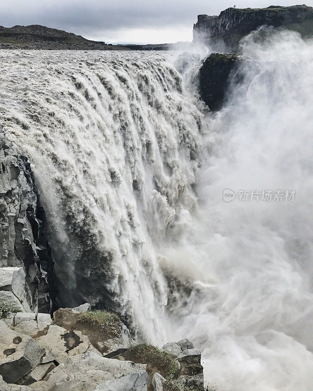 Detifoss瀑布冰岛多雾多雨的天气在高地。冰岛著名的地方，欧洲最强大的瀑布