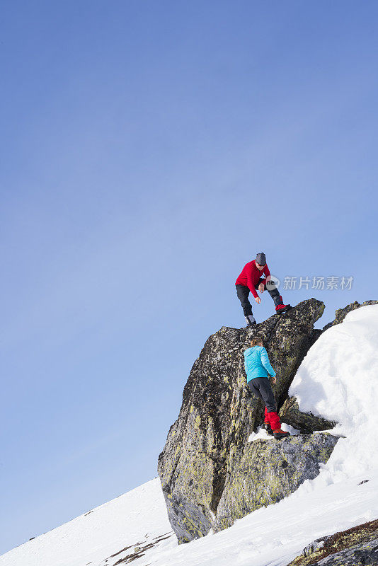 金色和光荣，两名不列颠哥伦比亚州滑雪者在挪威哈当厄飞机的荒野岩石上声称