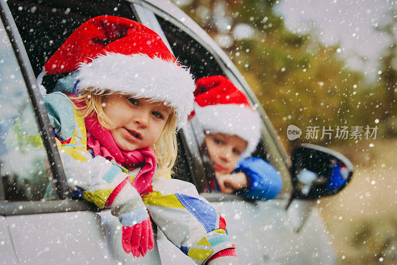 圣诞汽车旅行-快乐的孩子在冬天旅行