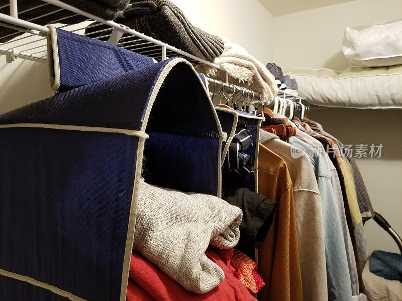 封闭的空间。衣服放在衣架上，架子上，衣柜里的整理器里。