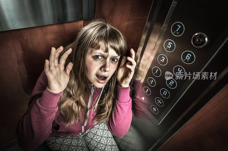 在移动的电梯里有幽闭恐怖症的震惊女人