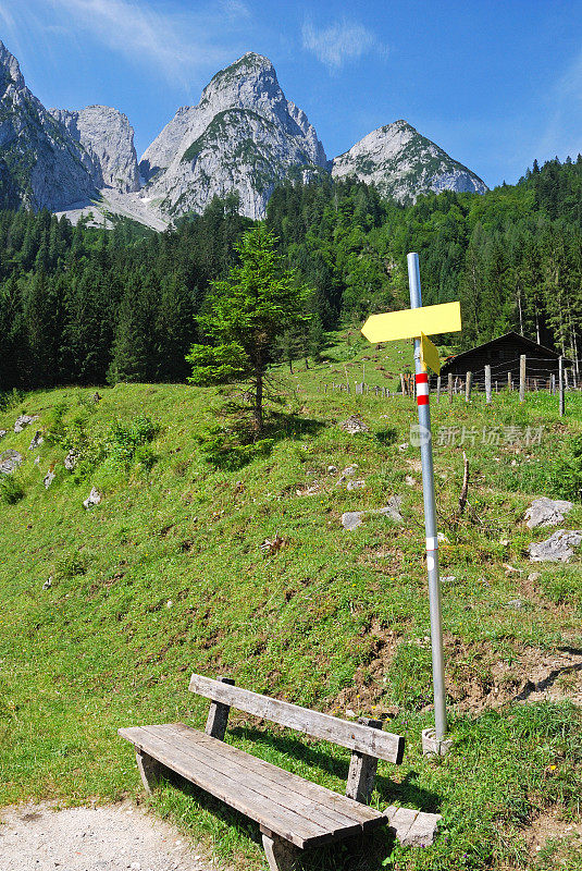 奥地利哥绍的旅游标志和山脉