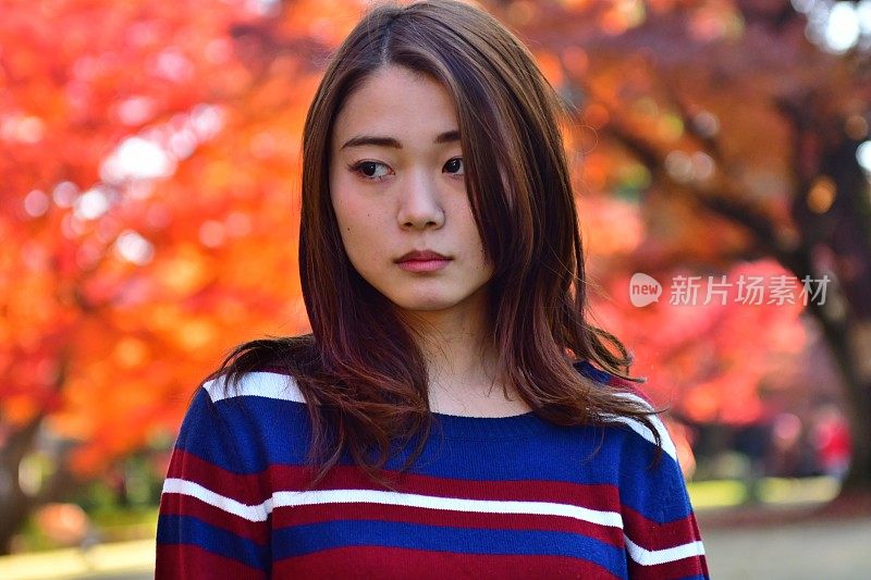 东京秋叶下日本年轻女子不同的面部表情