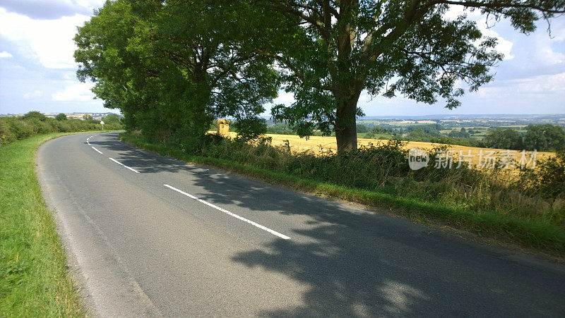 小路路小巷土路乡村乡村风景优美的风景，英国英格兰中部的沃里克郡