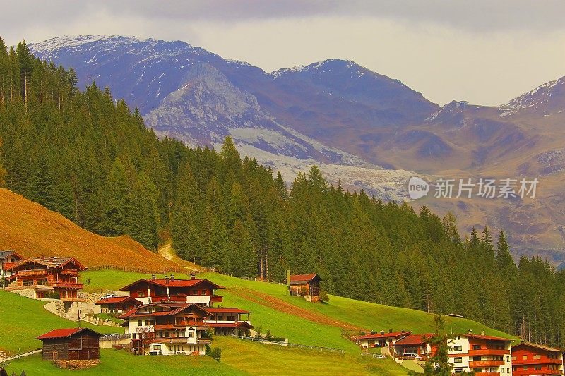 田园诗般的乡村小屋，齐勒塔尔山谷上方的景观，戏剧性的蒂罗尔雪山，奥地利