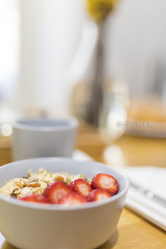 健康碗的早餐麦片配草莓