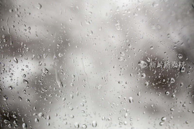 纹理的一滴雨在玻璃潮湿透明的背景